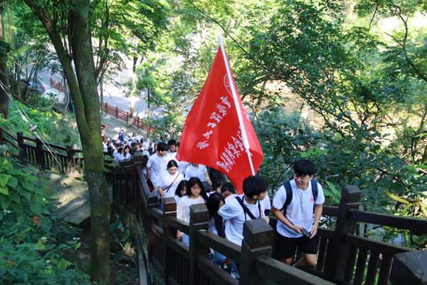 逃离荒废的戏院